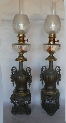 deux lampes placées l'une à côté de l'autre sur une table