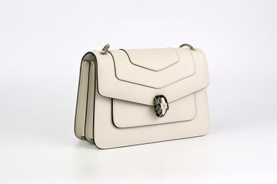 le petit sac blanc est posé sur une surface blanche