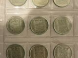 beaucoup de pièces rangées dans une boîte transparente