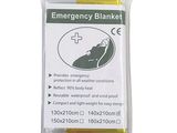 une image représentant un sac contenant des couvertures de secours sur fond blanc