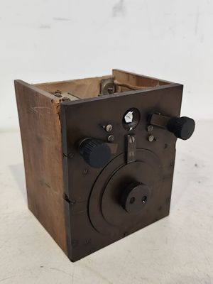 une vieille boîte en bois sur laquelle est posé un appareil photo