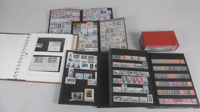vrac de timbres dont France et F.