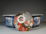 un petit bol orné d'un motif floral