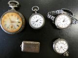 de nombreux types de montres de poche sur la table