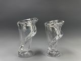 paire de vases en verre transparent aux tiges torsadées sur fond gris