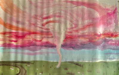 un rideau de douche sur lequel est représentée une tornade