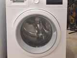 une machine à laver et un sèche-linge posés sur une palette