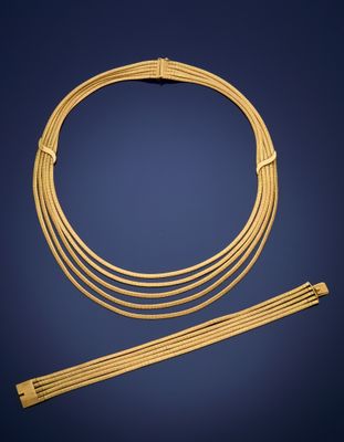 un fil plaqué or composé de quatre brins, sur fond bleu