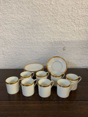 un gros plan d'une table sur laquelle sont posées des tasses et des soucoupes