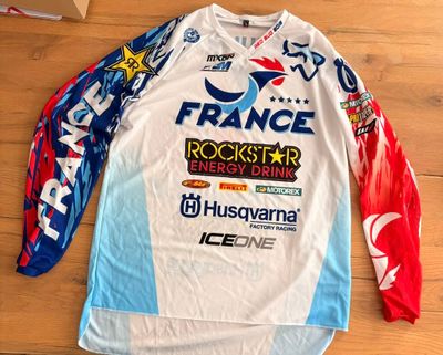 un t-shirt à manches longues orné de divers logos