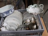 un panier rempli de vaisselle et de la vaisselle sur une table