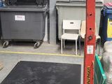 une photo d'un chariot élévateur dans un garage