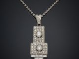 un pendentif en or blanc et diamants sur une chaîne