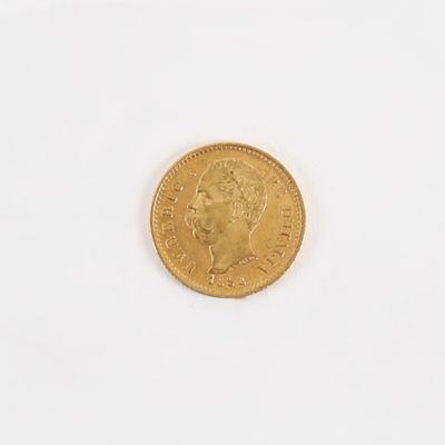 gros plan d'une pièce d'or sur une surface blanche