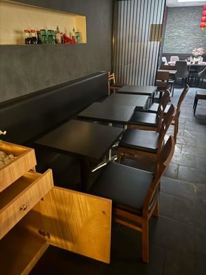 Il y a beaucoup de tables et de chaises vides dans ce restaurant.