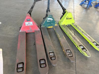 Plusieurs skis sont alignés les uns à côté des autres dans un entrepôt