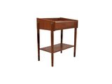 une image représentant une petite table en bois avec une étagère en dessous