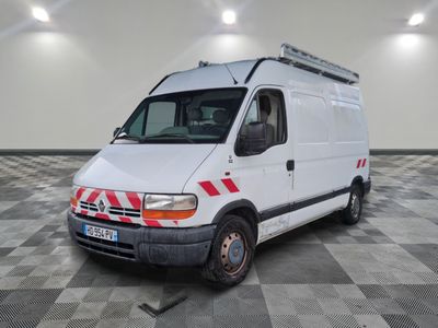 la photo d'une camionnette blanche garée dans un garage