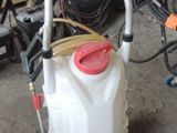 une image représentant une station de lavage pour voitures équipée d'un tuyau d'arrosage