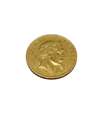 gros plan d'une pièce d'or sur fond blanc