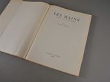 un livre ouvert posé sur une table, sur une table