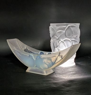 deux vases posés l'un à côté de l'autre sur une table
