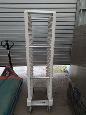 une photo d'un rayonnage avec une échelle dans un garage