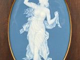 image en bleu et blanc représentant une femme tenant un verre à la main