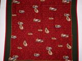 une image d'une nappe rouge et verte avec des chats dessus