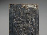 une image représentant une plaque métallique sur laquelle figure une scène