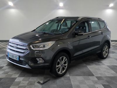 La Ford Escape est garée sur un sol à damier dans un garage