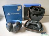 deux casques dans l'étui et une manette dans la boîte