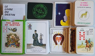 de nombreuses cartes posées sur une table, aux motifs très variés