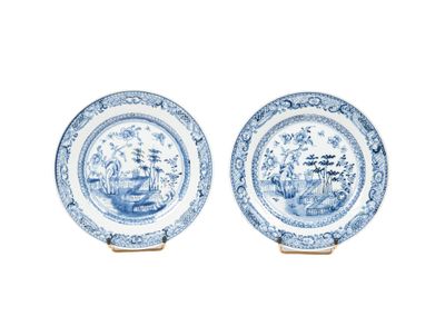 une paire d'assiettes bleues et blanches ornées de motifs