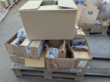 une pile de cartons posée sur une palette