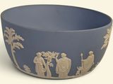 un bol bleu sur lequel est représenté un groupe de personnes