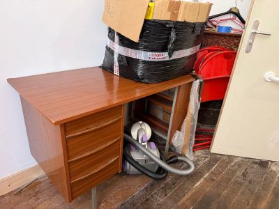 un bureau en bois sur lequel est posé un aspirateur