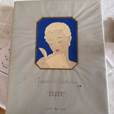 un livre avec la photo d'une femme