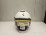 Le casque est blanc et comporte une bande jaune.
