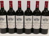 six bouteilles de vin rouge alignées