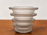 un vase blanc posé sur une table en bois