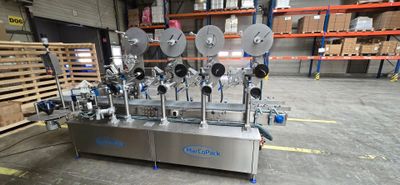 une photo d'une machine qui se trouve dans un entrepôt