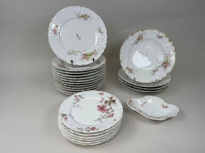 un grand nombre d'assiettes posées sur une table