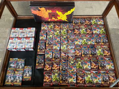 une vitrine contenant de nombreuses cartes Pokémon