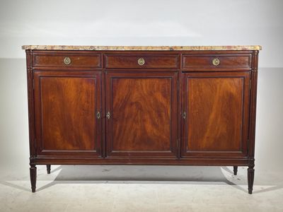 un buffet ancien en acajou avec un plateau en marbre