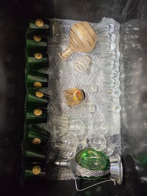 VERRERIE, ensemble de neuf verres colorés verts et réhaussés…