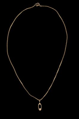 un collier en or sur fond noir