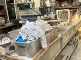 une photo d'un établi dans un entrepôt, sur lequel se trouvent de nombreux objets