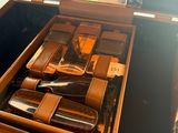 une valise contenant tout un tas d'objets