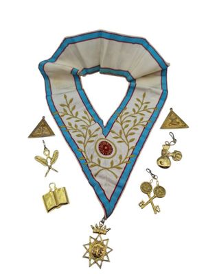 une image représentant une écharpe maçonnique ornée d'une croix et d'autres éléments